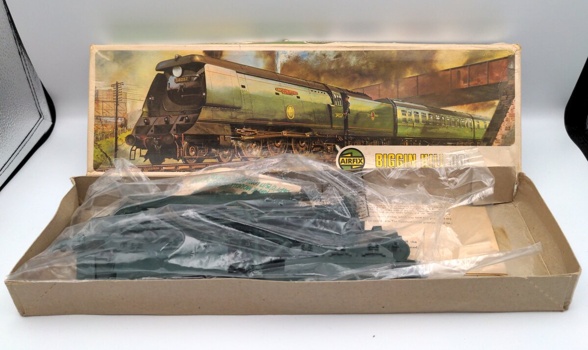 Airfix Products 05651-7 OO Biggin Hill Series 5 Locomotive Kit