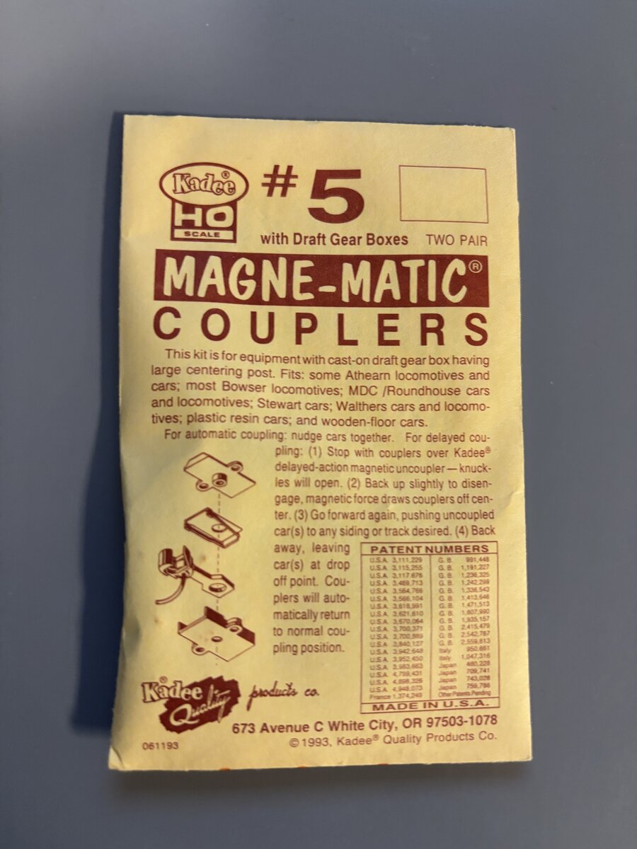 Kadee 5 HO Magne-Matic Couplers With Gear Boxes Two Pair