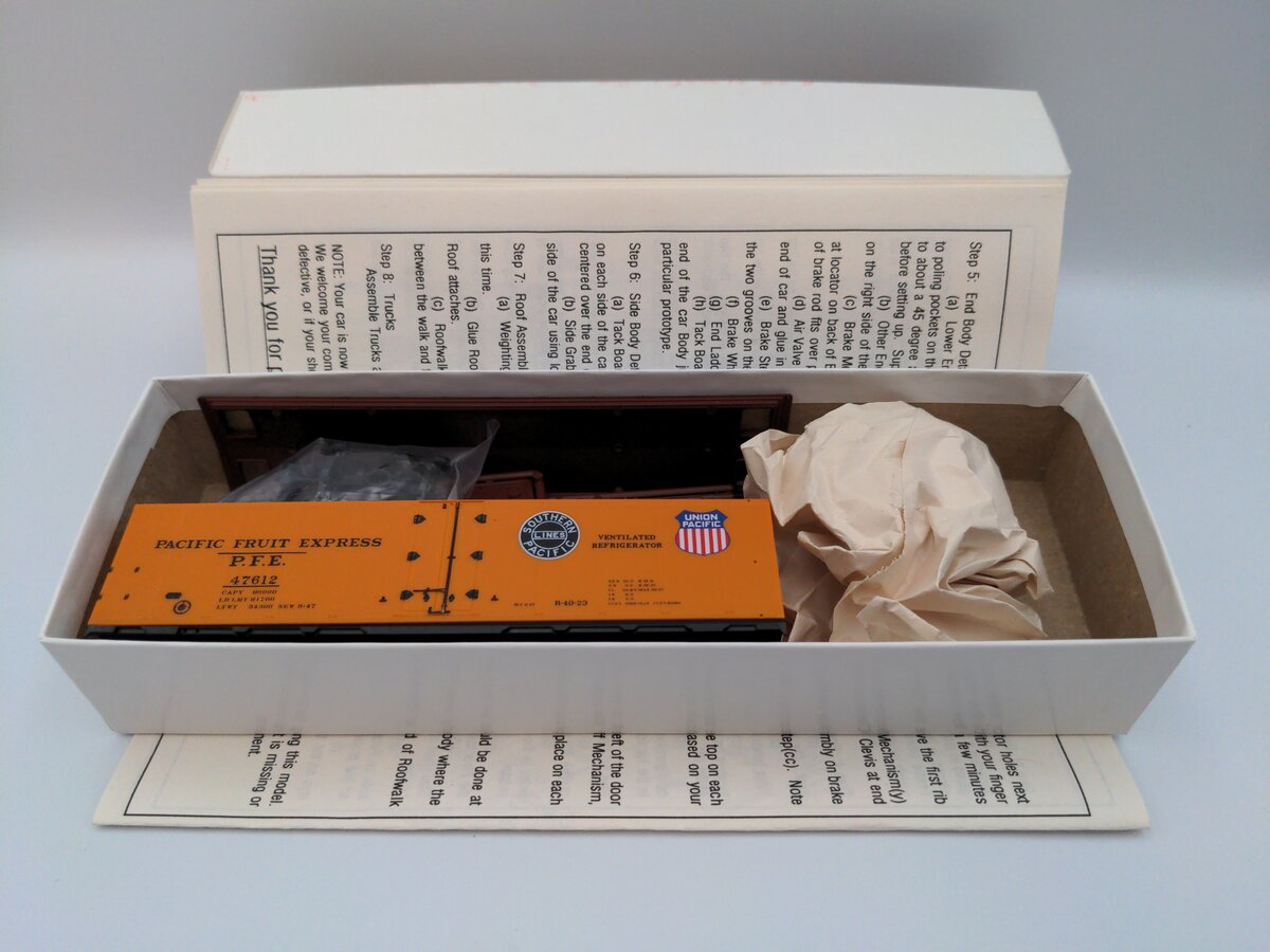 InterMountain 40501-09 HO Steel Sided Ice Bunker PFE Double Herald Car Kit