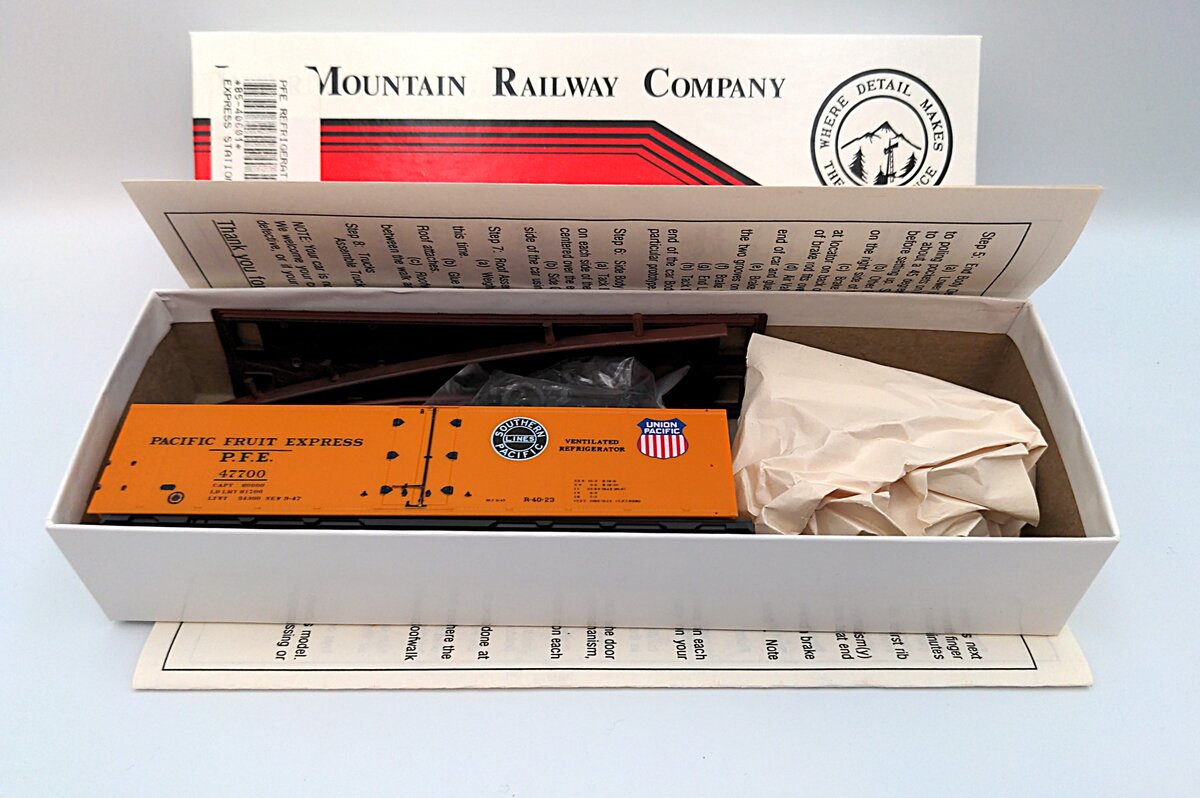 InterMountain 40501-12 HO Steel Sided Ice Bunker PFE Double Herald Car Kit