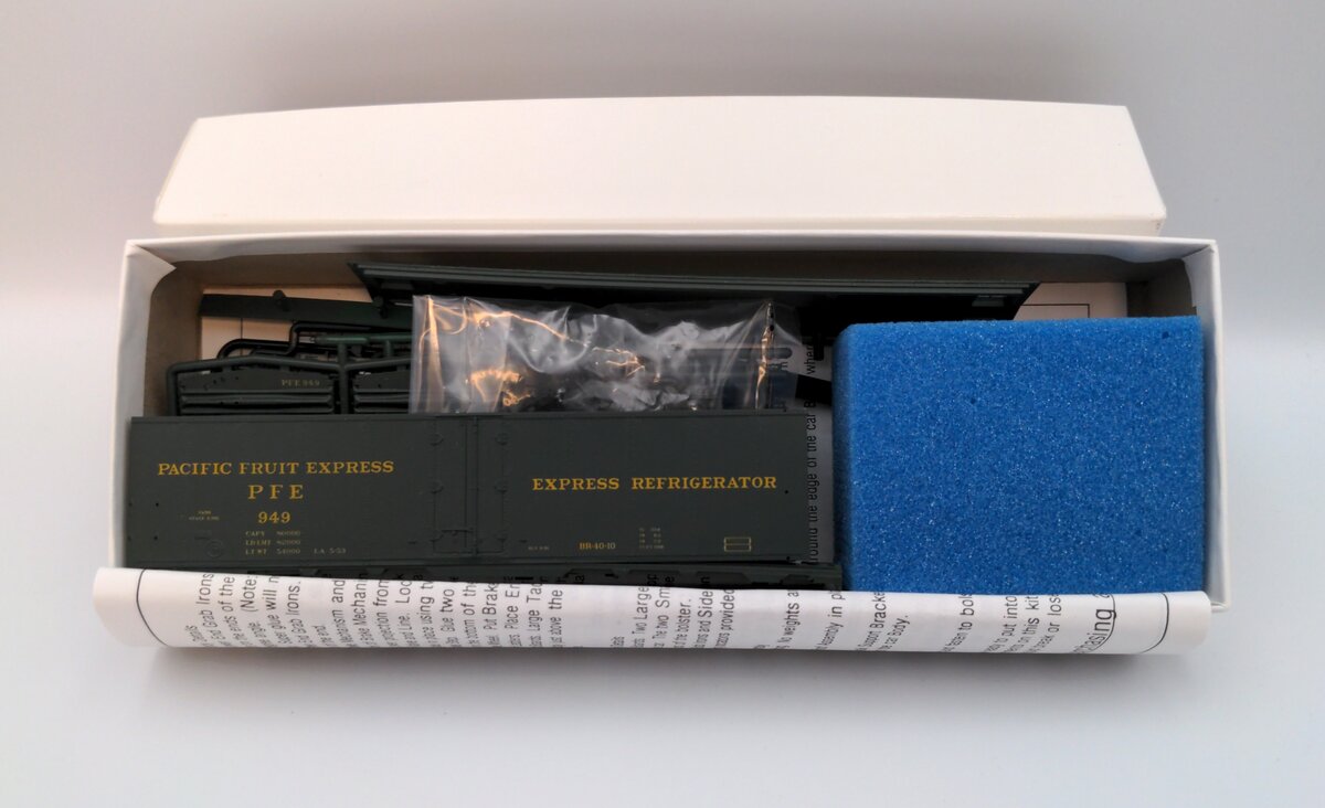 InterMountain 40512-24 HO PFE Steel Sided Ice Bunker Refrigerator Car Kit #949