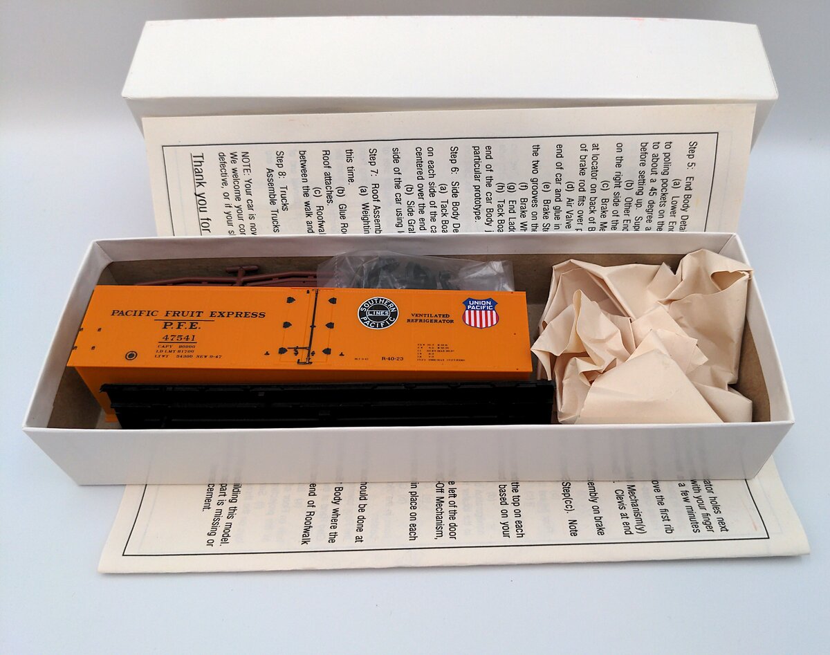 InterMountain 40501-07 HO PFE Double Herald Steel Sided Ice Bunker Car Kit