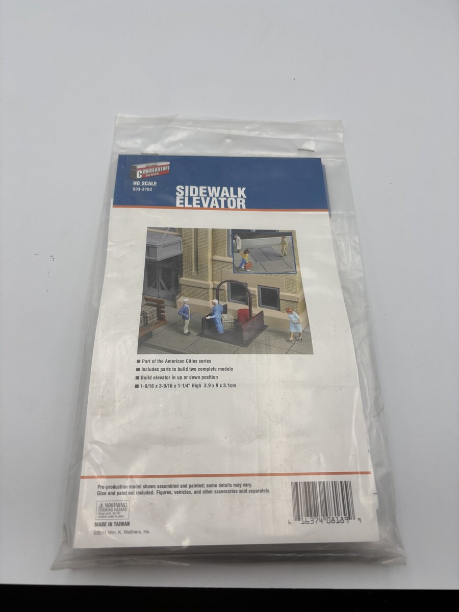 Walthers 933-3763 HO Sidewalk Elevator