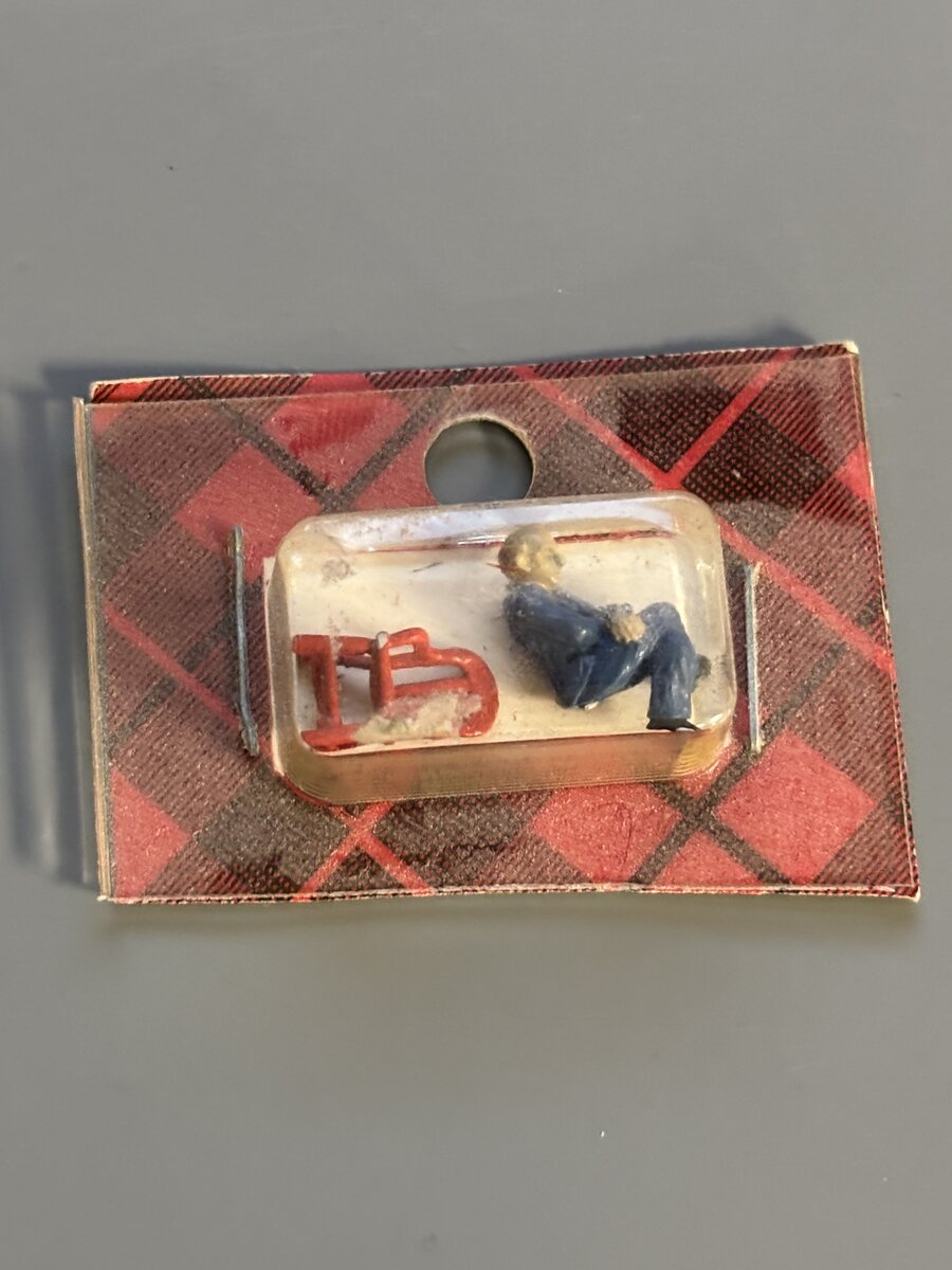 Campbell Scale Models 1255-175 HO Old Man Asleep In Chair