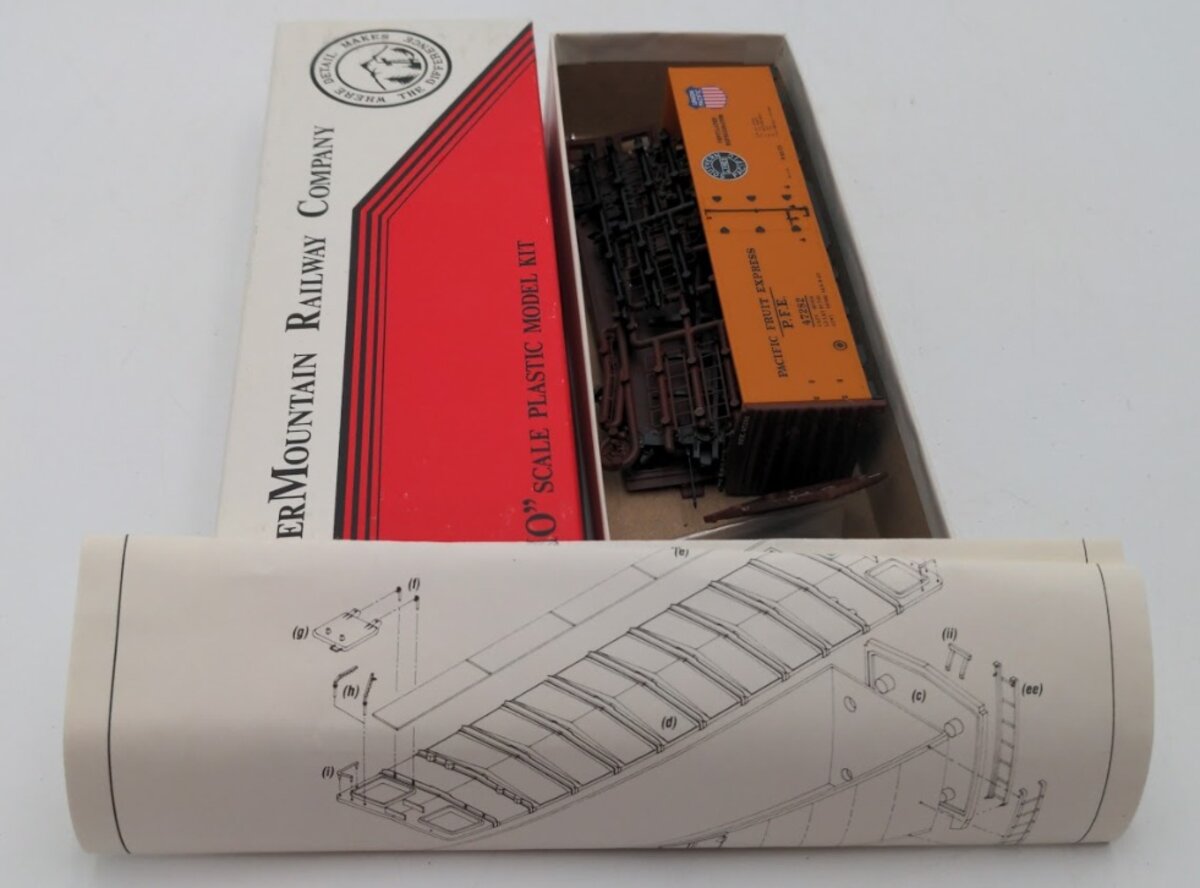 InterMountain 40501-02 HO Scale PFE Double Herald Steel Sided Ice Bunker Kit