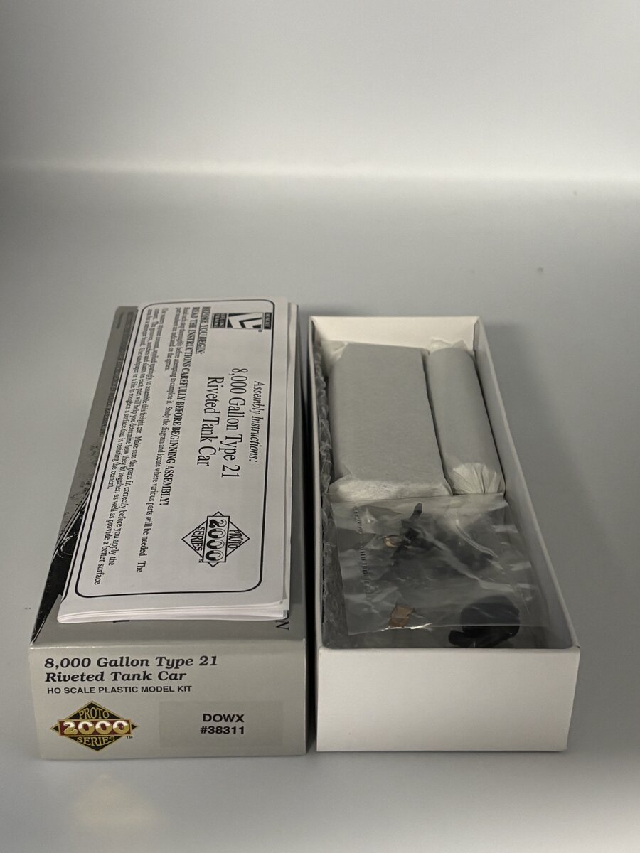 Proto 2000 38311 8,000 Gallon Type 21 Riveted Tank Car Model Kit