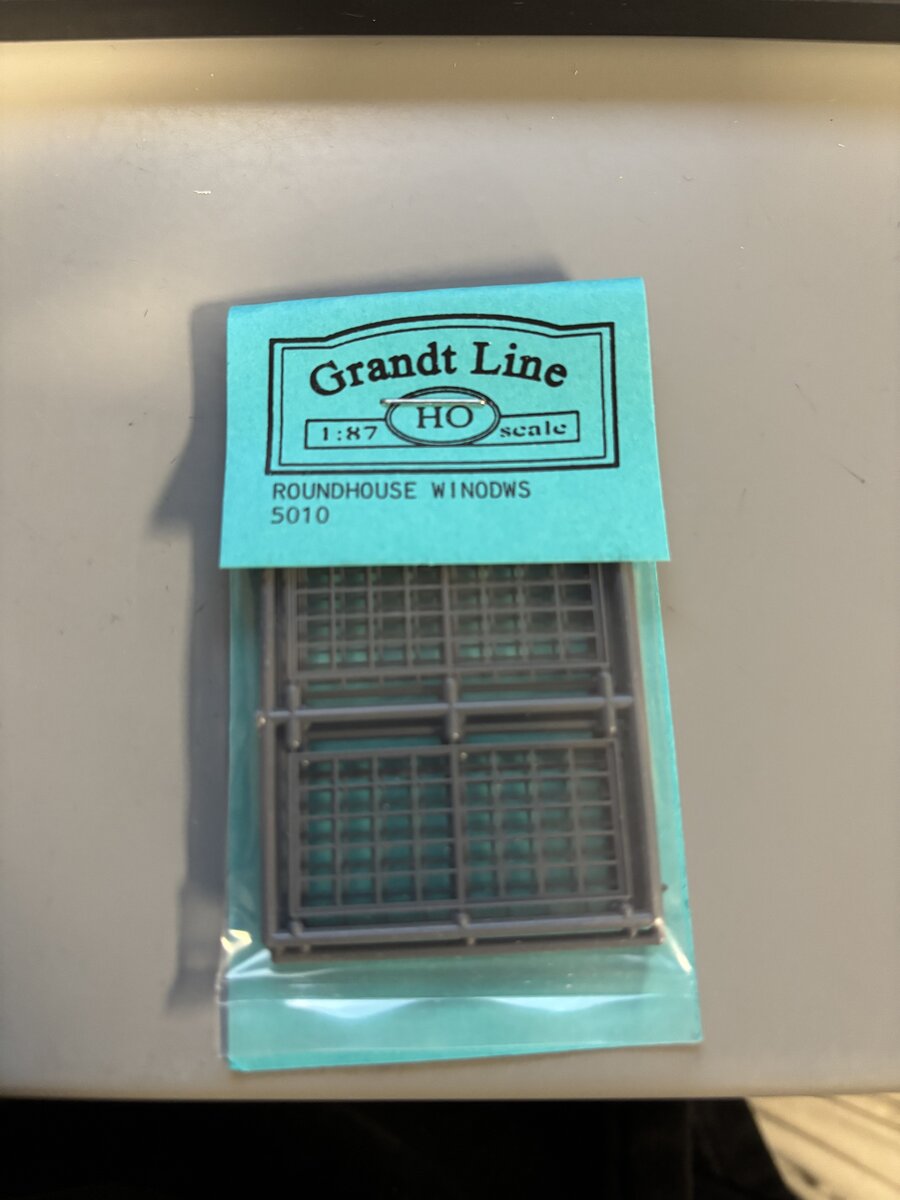 Grandt Line 5010 HO Scale Roundhouse Windows Plastic Part