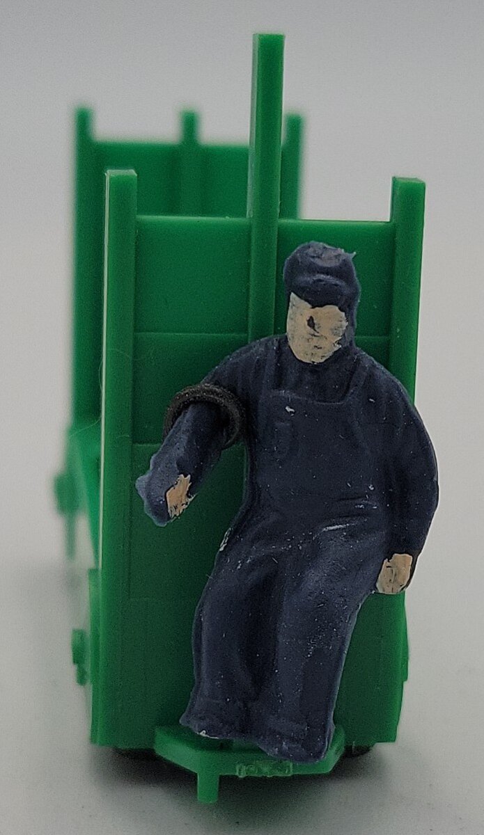 Lionel 356-34 Green Baggage Cart Truck with Painted Figure