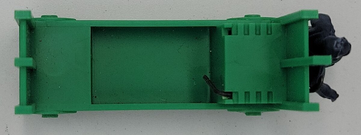 Lionel 356-34 Green Baggage Cart Truck with Painted Figure
