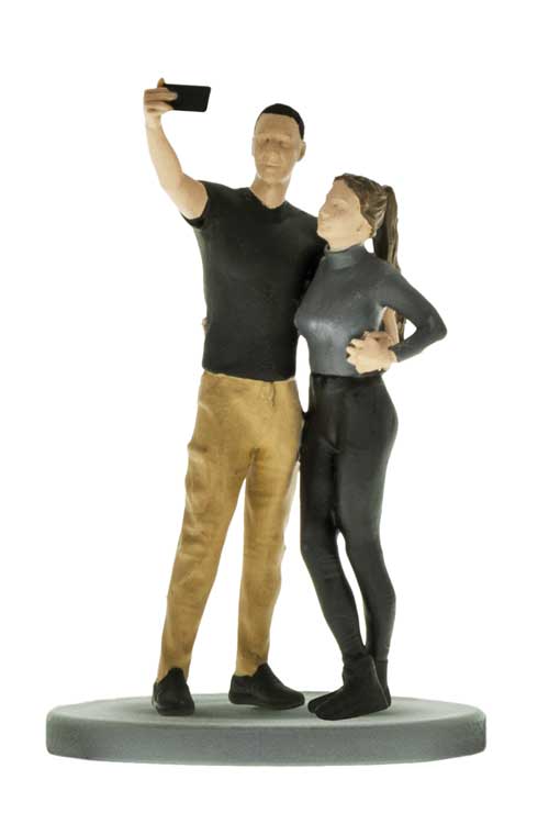 Viessmann 1559 HO Couple Snapping Selfie Figures with Working Smartphone Flash