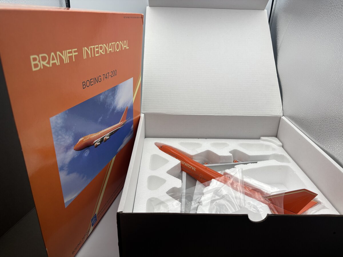 Inflight IF742005 1:200 Braniff Intl. Boeing 747-200 Diecast Airplane Model
