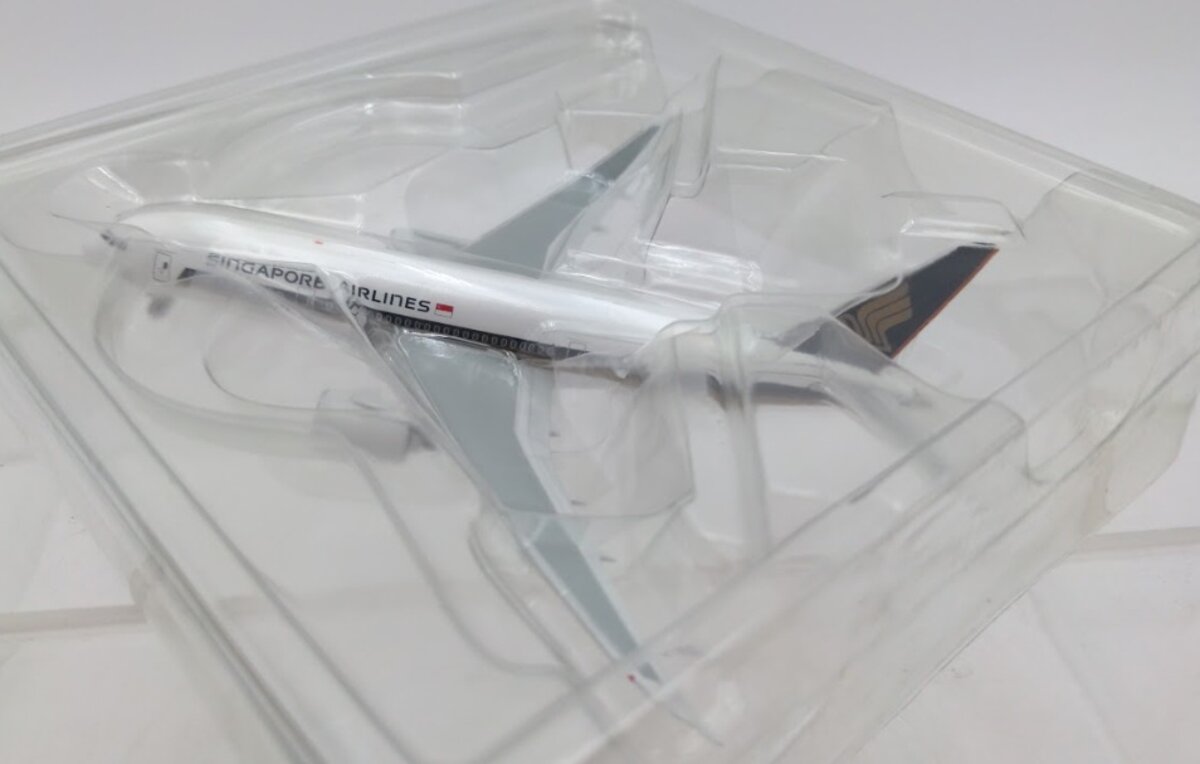 Phoenix Model 9V-SAA 1:400 Singapore Airlines Boeing 787 Limited Edition