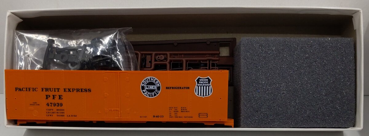 InterMountain 40532-09 HO Pacific Fruit Express Steel Sided Ice Bunker Car Kit