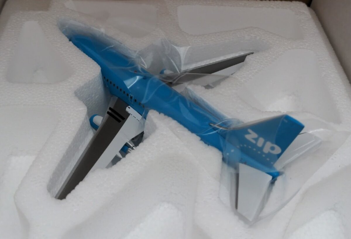 Inflight IF732048 1:200 Scale Zip Air Boeing 737-200 Limited Edition