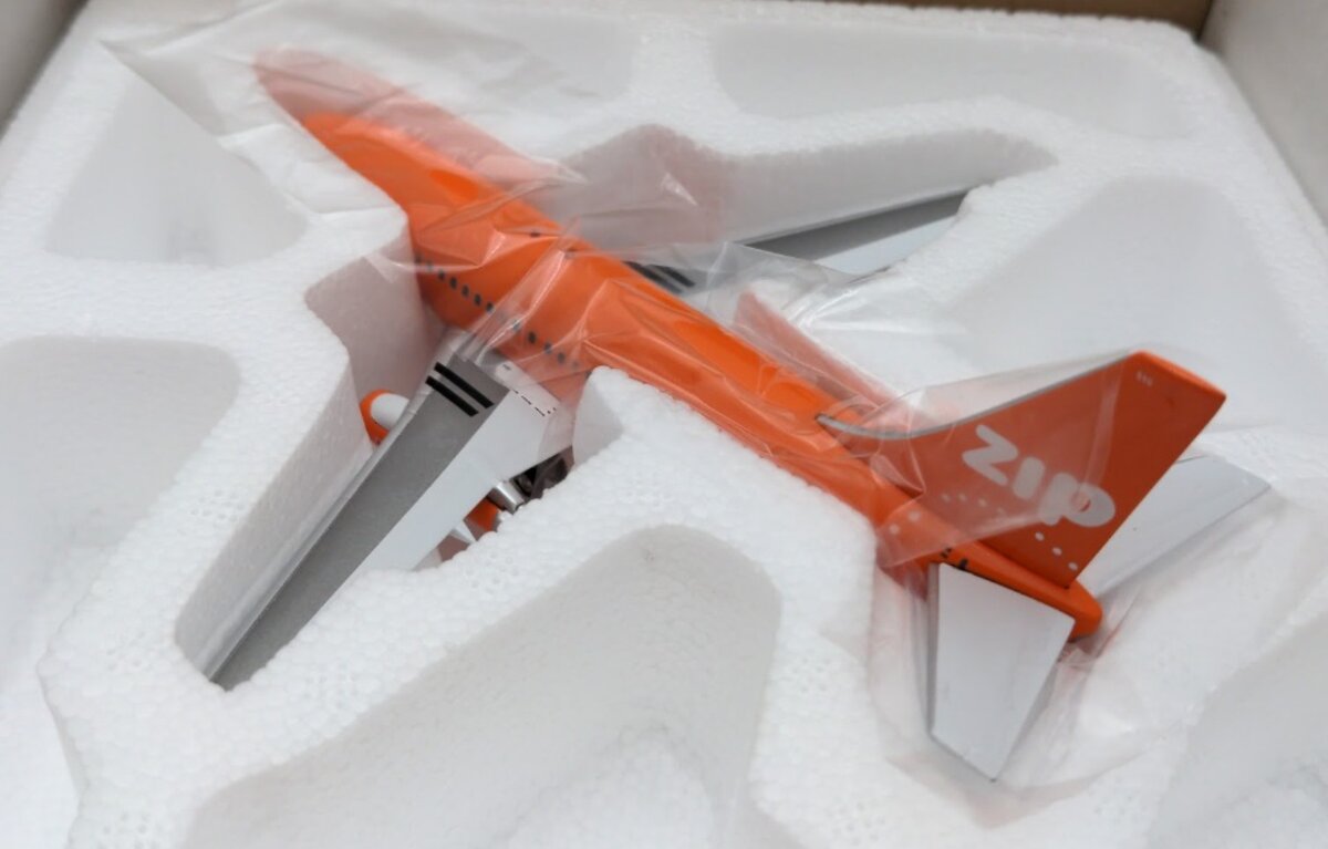 Inflight IF732045 1:200 Zip Boeing 737-200 Orange C-GCPO Limited Edition