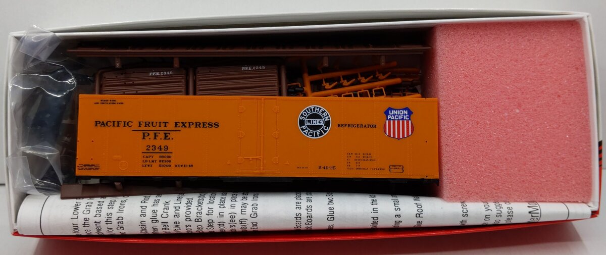 InterMountain 2349 HO Pacific Fruit Express R40-25 Reefer Double Herald Car Kit