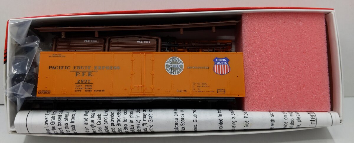 InterMountain 2837 HO Pacific Fruit Express R40-25 Reefer Double Herald Car Kit