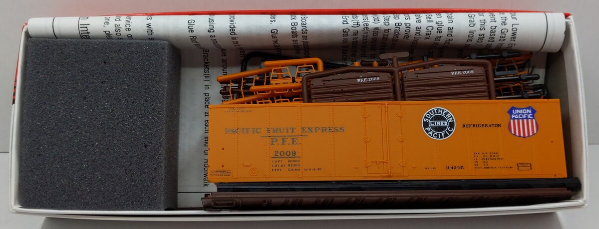 InterMountain 2009 HO Pacific Fruit Express R40-25 Reefer Double Herald Car Kit
