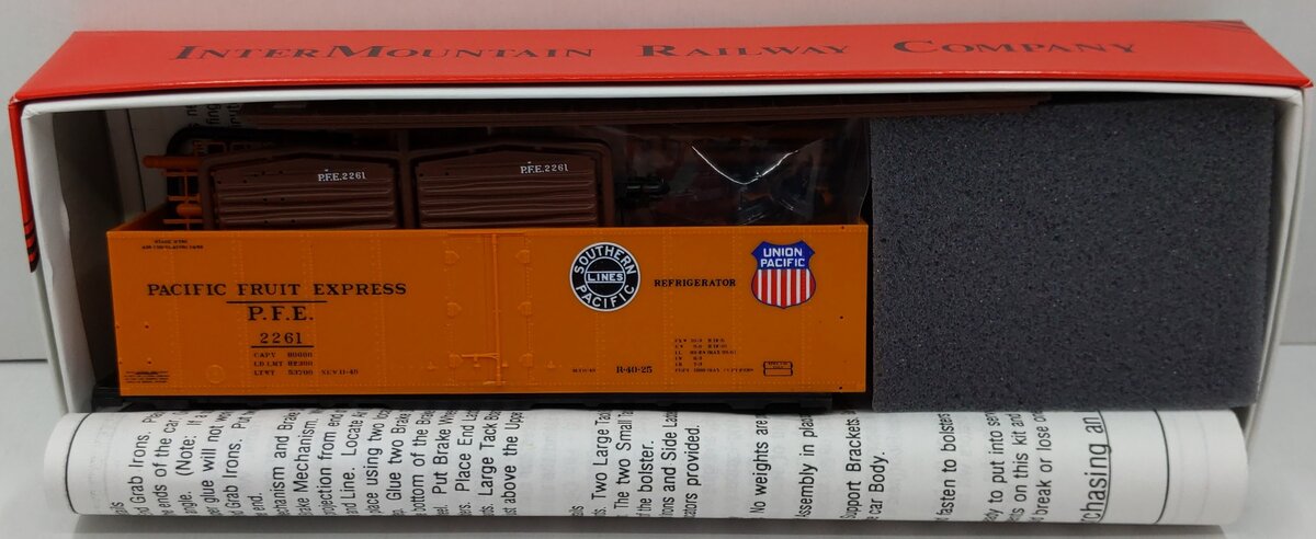 InterMountain 2261 HO Pacific Fruit Express R40-25 Reefer Double Herald Car Kit