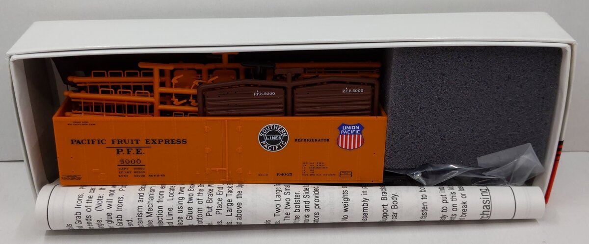 InterMountain 5000 HO Pacific Fruit Express R40-25 Reefer Double Herald Car Kit