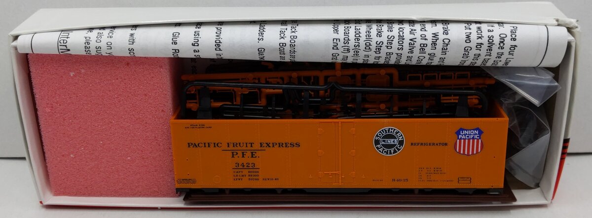 InterMountain 3423 HO Pacific Fruit Express R-40-25 Reefer Double Herald Car Kit