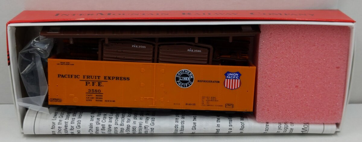 InterMountain 3580 HO Pacific Fruit Express R-40-25 Reefer Double Herald Car Kit
