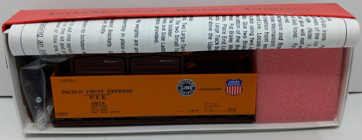 InterMountain 3974 HO Pacific Fruit Express R-40-25 Reefer Double Herald Car Kit
