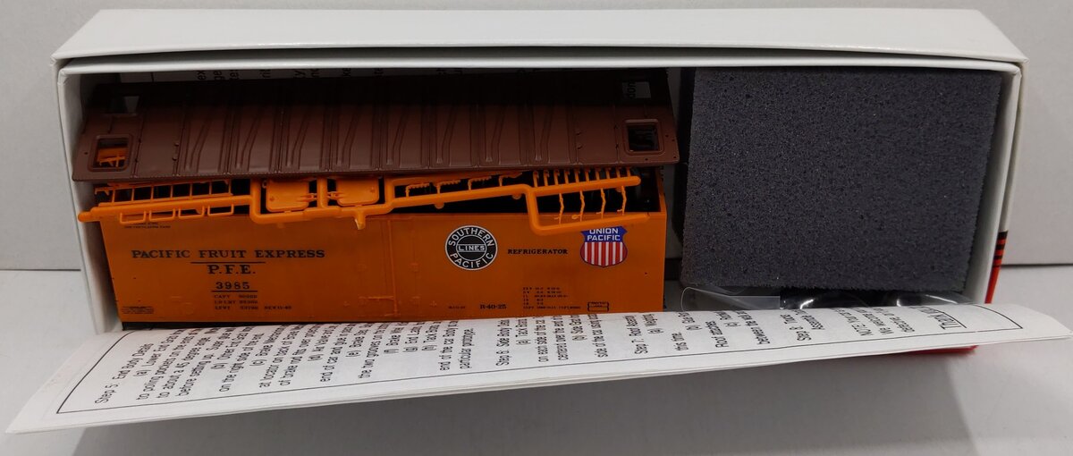 InterMountain 3985 HO Pacific Fruit Express R40-25 Reefer Double Herald Car Kit