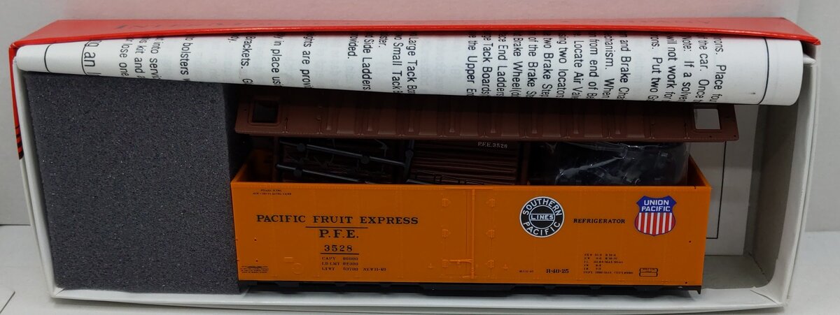 InterMountain 3528 HO Pacific Fruit Express R40-25 Reefer Double Herald Car Kit
