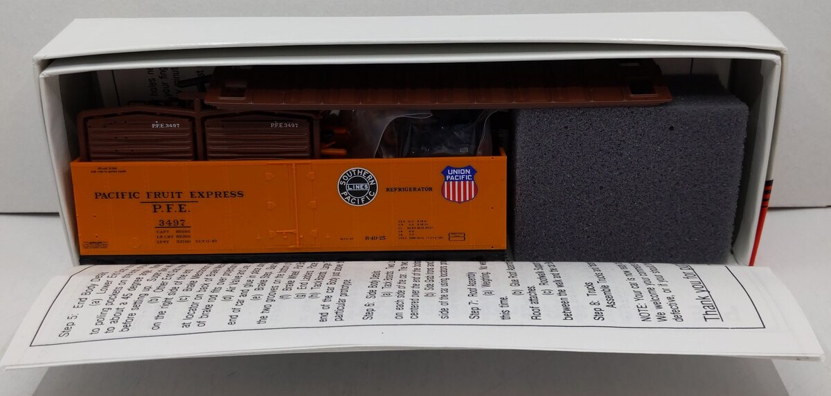 InterMountain 3497 HO Pacific Fruit Express R40-25 Reefer Double Herald Car Kit
