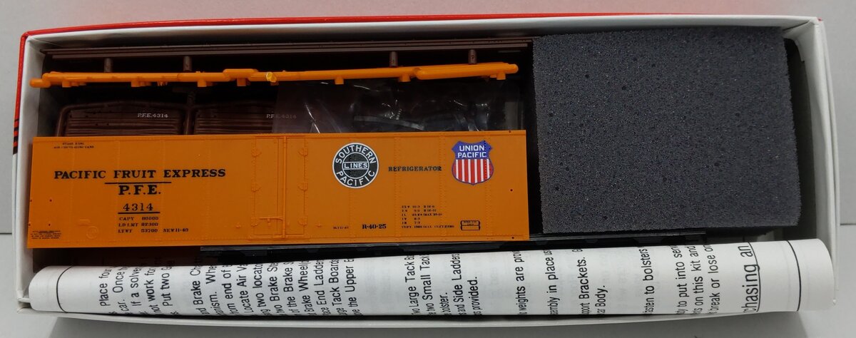 InterMountain 4314 HO Pacific Fruit Express R40-25 Reefer Double Herald Car Kit