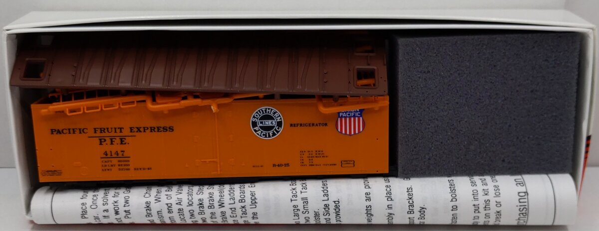 InterMountain 4147 HO Pacific Fruit Express R40-25 Reefer Double Herald Car Kit