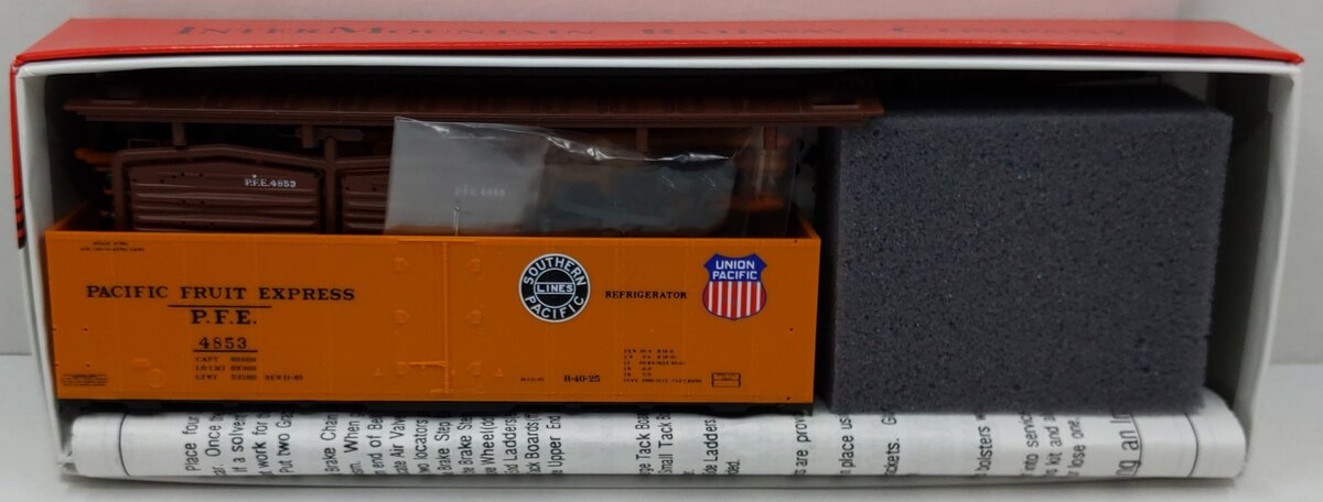InterMountain 4853 HO Pacific Fruit Express R40-25 Reefer Double Herald Car Kit