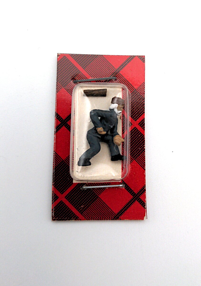 Campbell Scale Models 1265-135 HO Fireman 1890 Mini-Figure (with Wood)