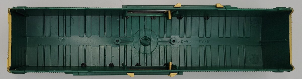 Lionel 9700-1 Painted Green and Gold O Gauge 1998 Christmas Boxcar Shell