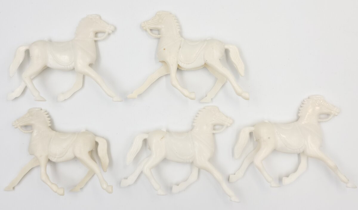 Acme 0108-06 Vintage Plastic White Standing Horses (Bag of 5)