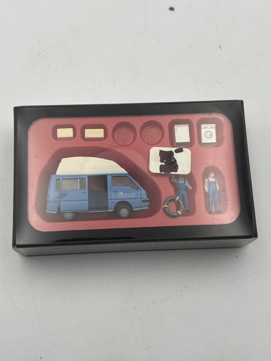 Preiser 33206 HO Mitsubishi L 300 With 2 Figures And Van Accessories