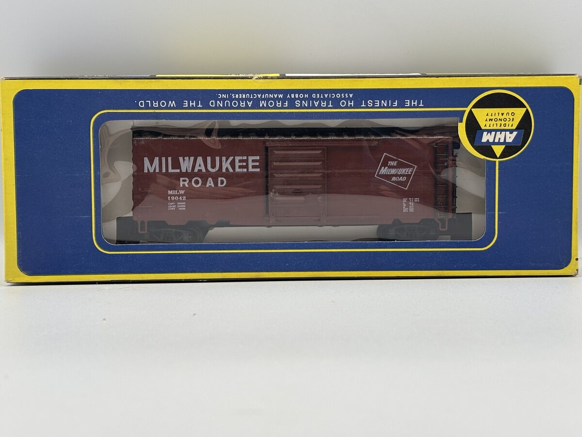 AHM 5486E HO Scale The Milwaukee Road MILW 19042 Box Car w/ Sliding Doors