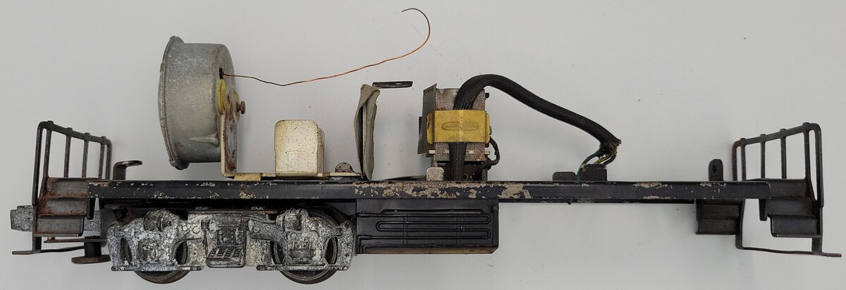 Lionel 601-9 Diesel Switcher Frame with Operating Coupler Truck w/o Collector
