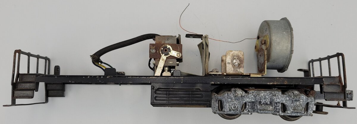 Lionel 601-9 Diesel Switcher Frame with Operating Coupler Truck w/o Collector