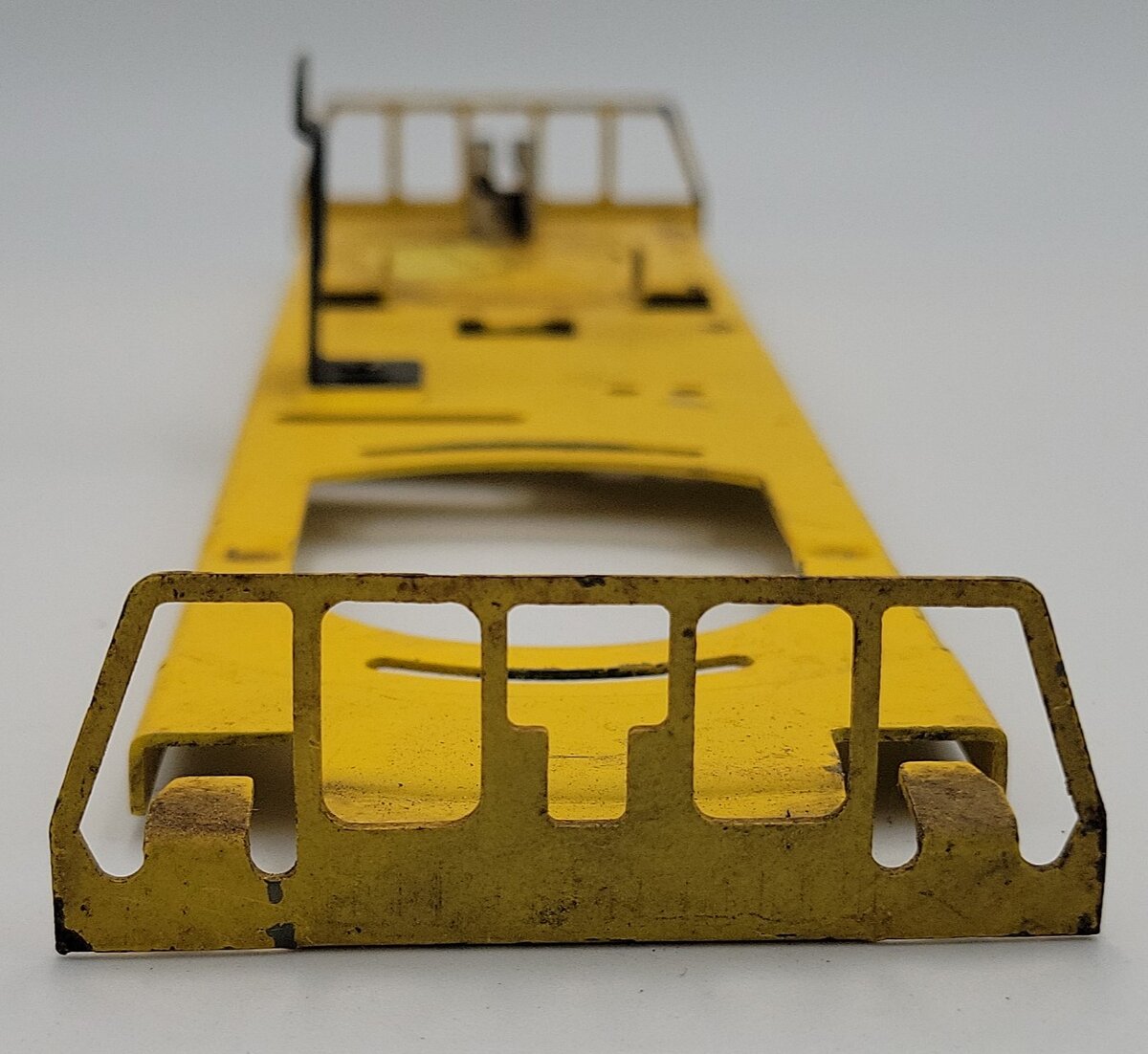 Lionel 628-18 Yellow 44-Ton Diesel Switcher Frame with Lamp Socket and Bracket