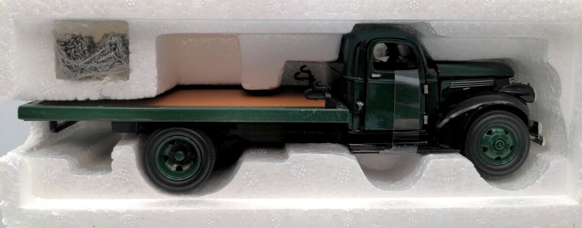 National Motors Museum Mint SS-C5220 1941 Chevy Flatbed Model Truck