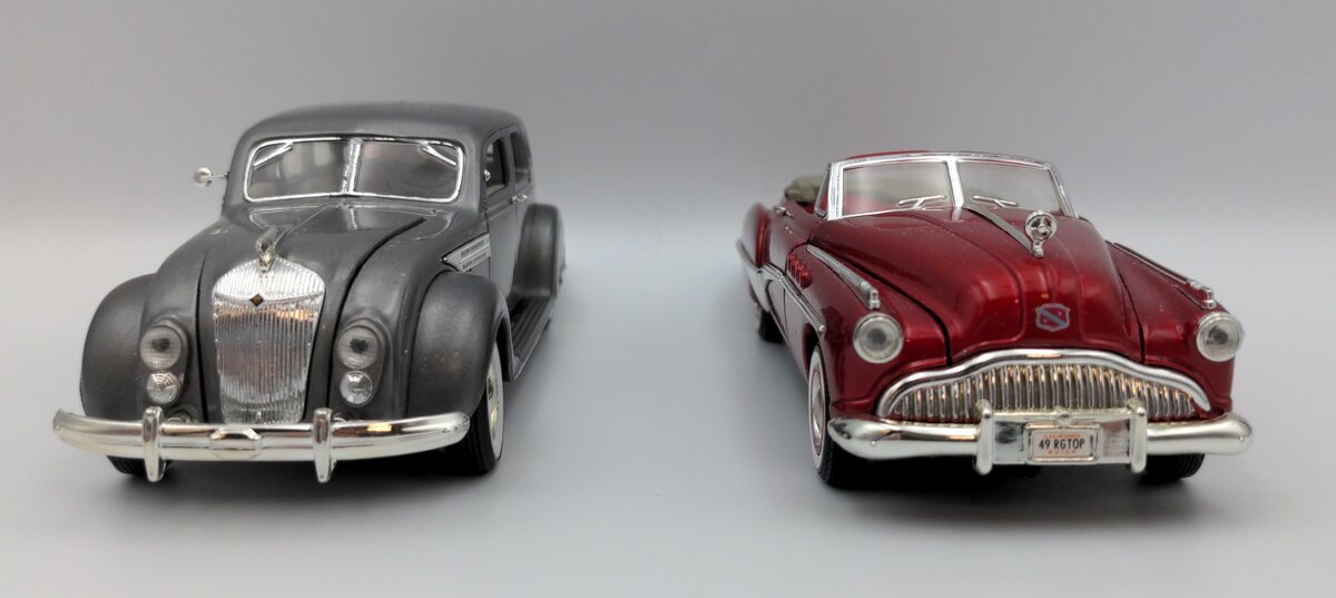 National Motors Museum Mint 32317/32306 1:32 Buick Roadmaster & Chrysler Airflow