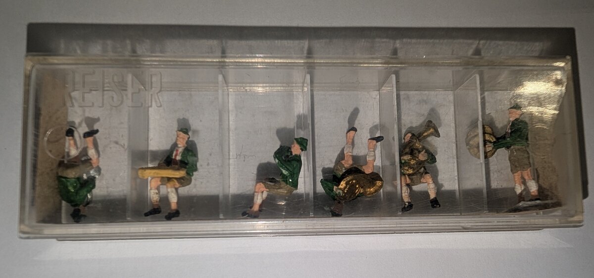 Preiser 220 HO Scale German Band w/Instruments Figure Set