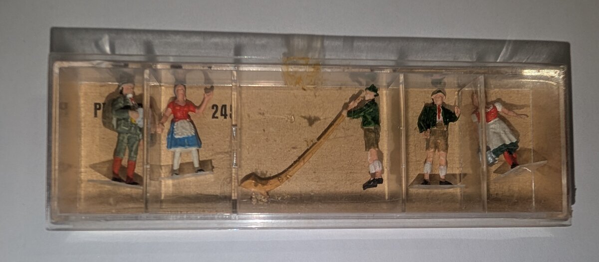 Preiser 245 HO Scale Swiss Hiker & Yodeler Figure Set
