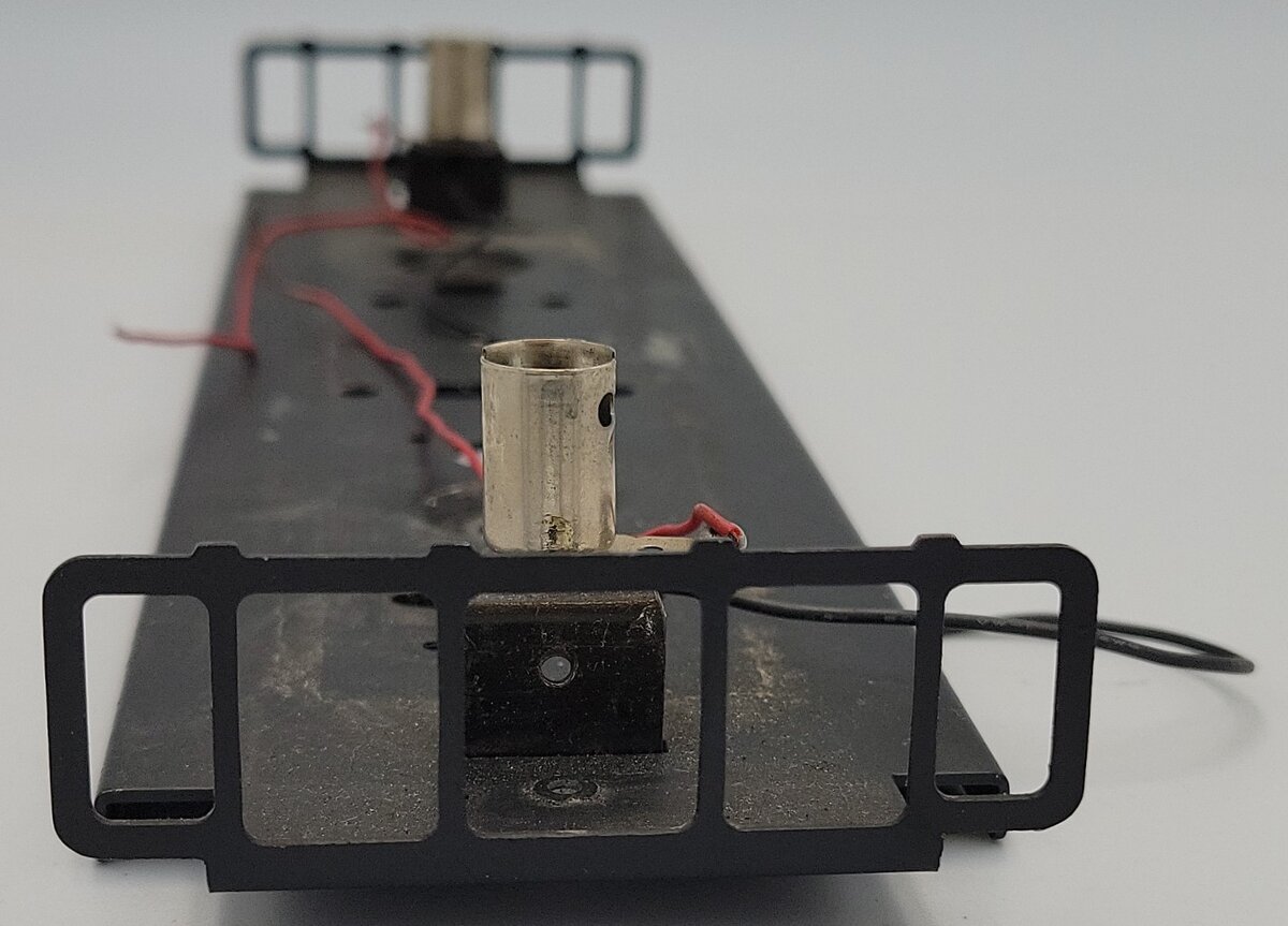 Lionel 8485-28 Black SW-1 Switcher Frame with Bayonet Lamps