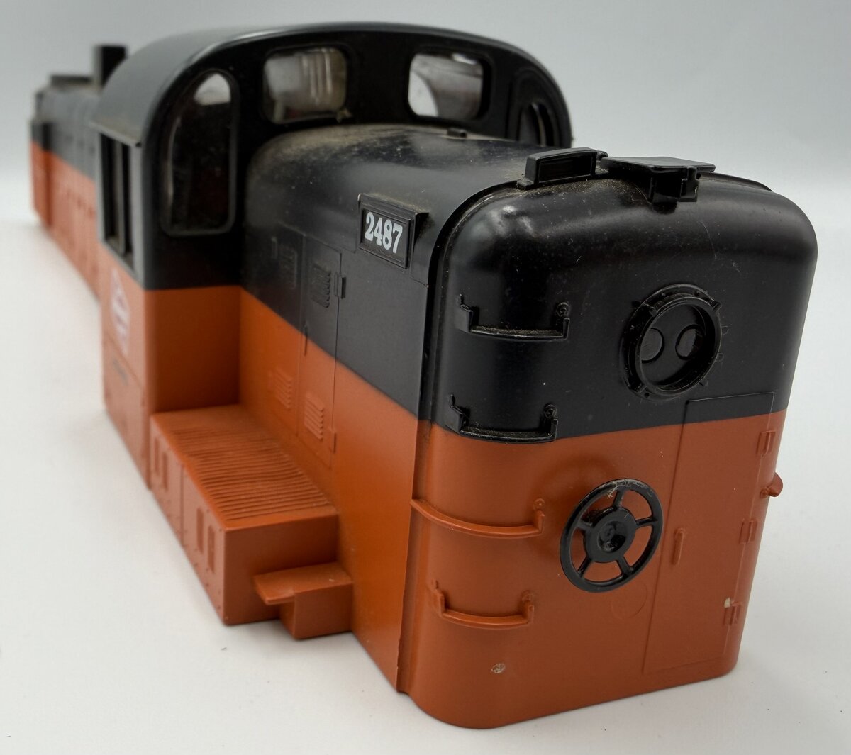 Lionel 18833 Milwaukee Road RS-3 Diesel Locomotive Shell with Trim #2487