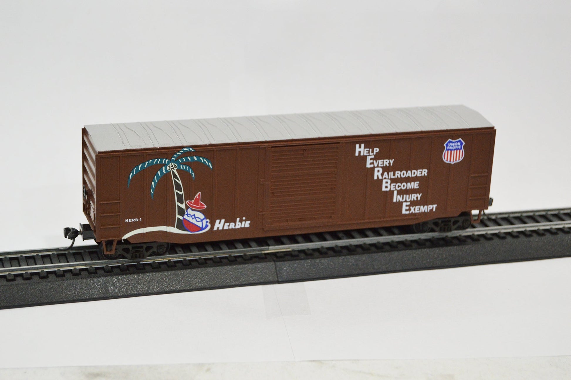 Value Trains USA 10093 HO Union Pacific Herbie Scheme 50' 6