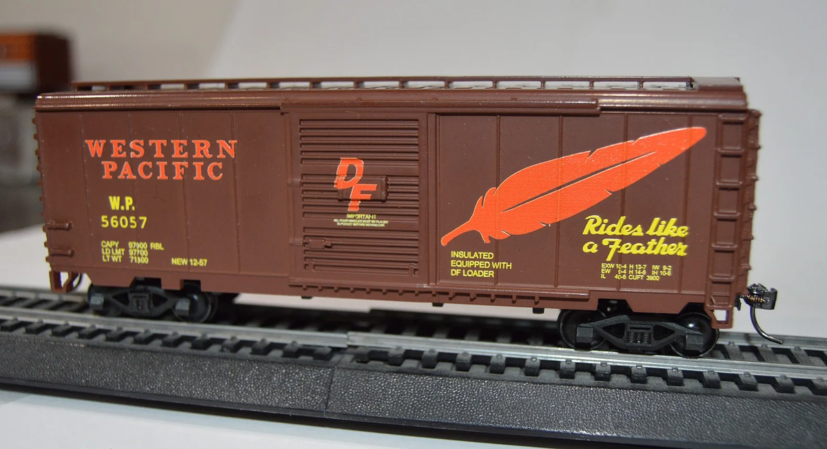 Value Trains USA 40-303 HO Western Pacific Feather Scheme 40' PS-1 Boxcar
