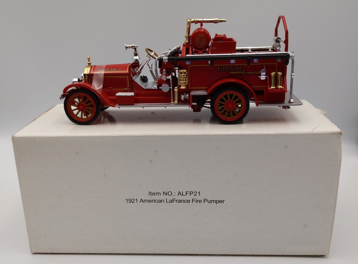 Signature Models 32371 (ALFP21) 1:32 Diecast 1921 American LaFrance Fire Pumper